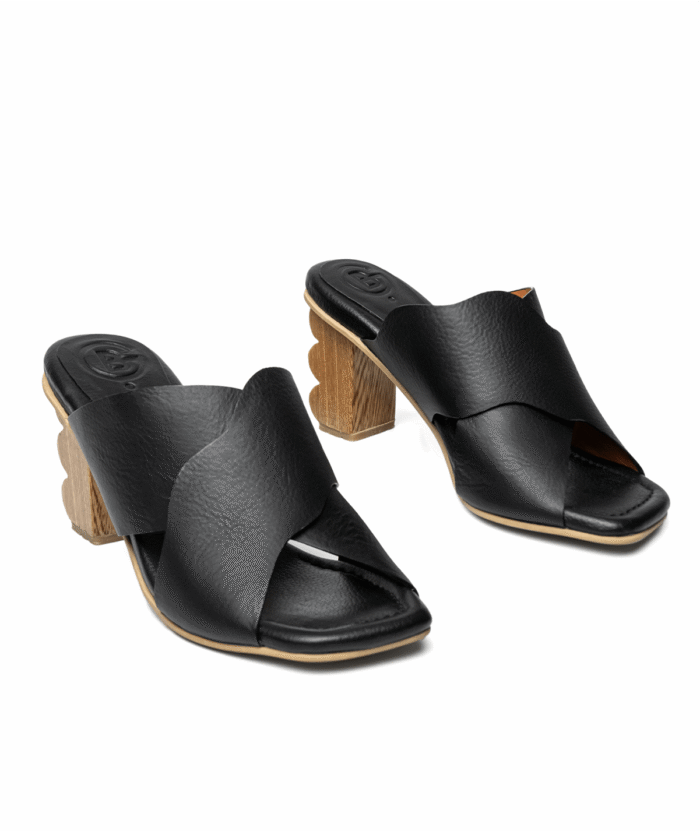 sandalia en cuero cruzada con tacón madera