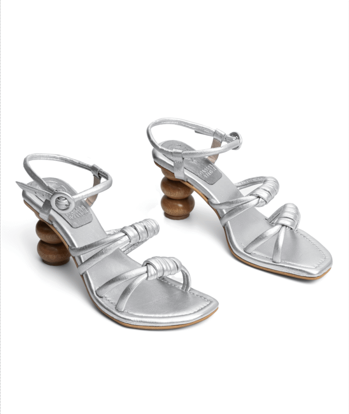 sandalia en cuero con tacon madera